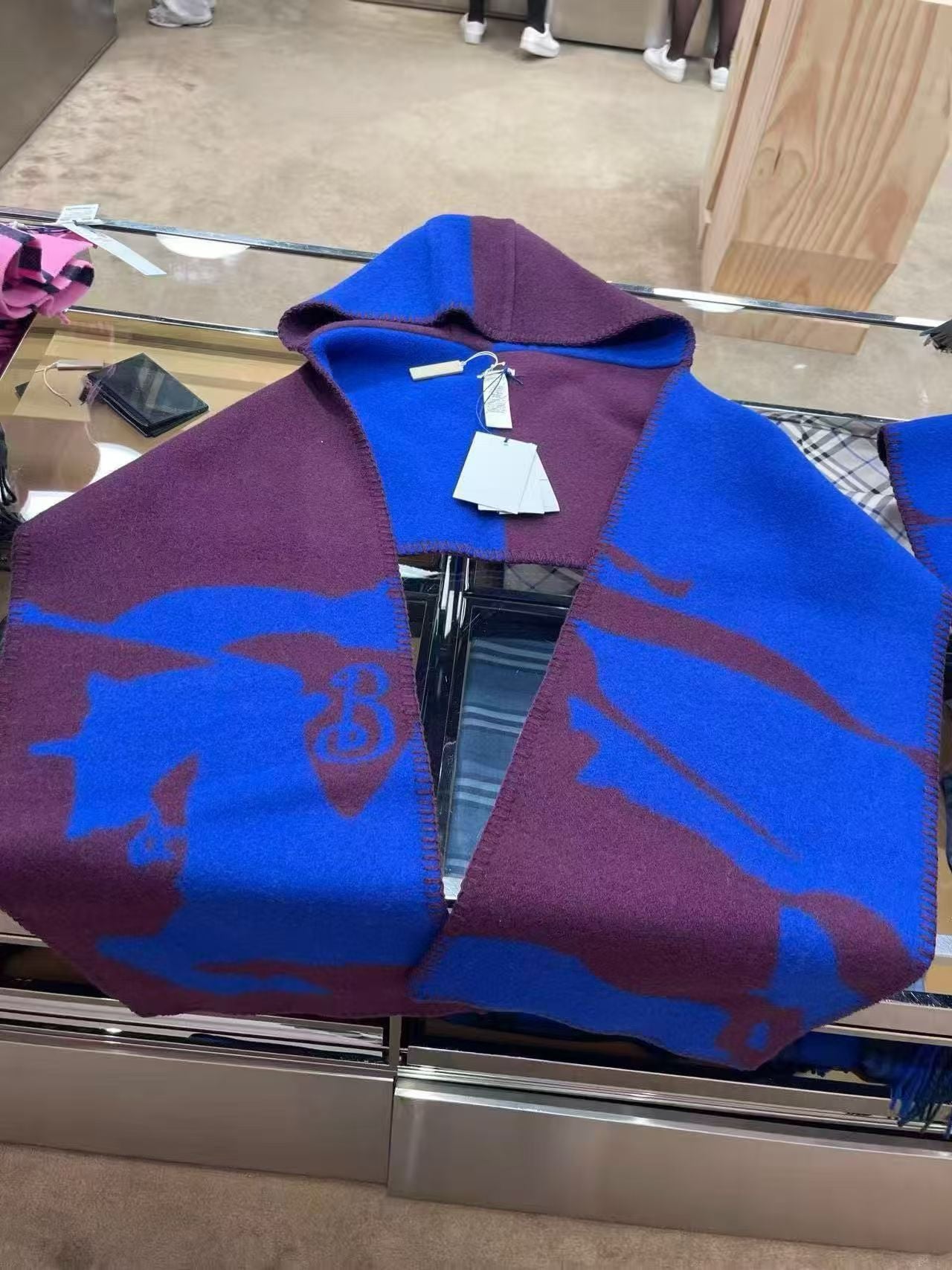 Burberry 圍巾- 100%正版(必須先跟店主確定貨物狀況）