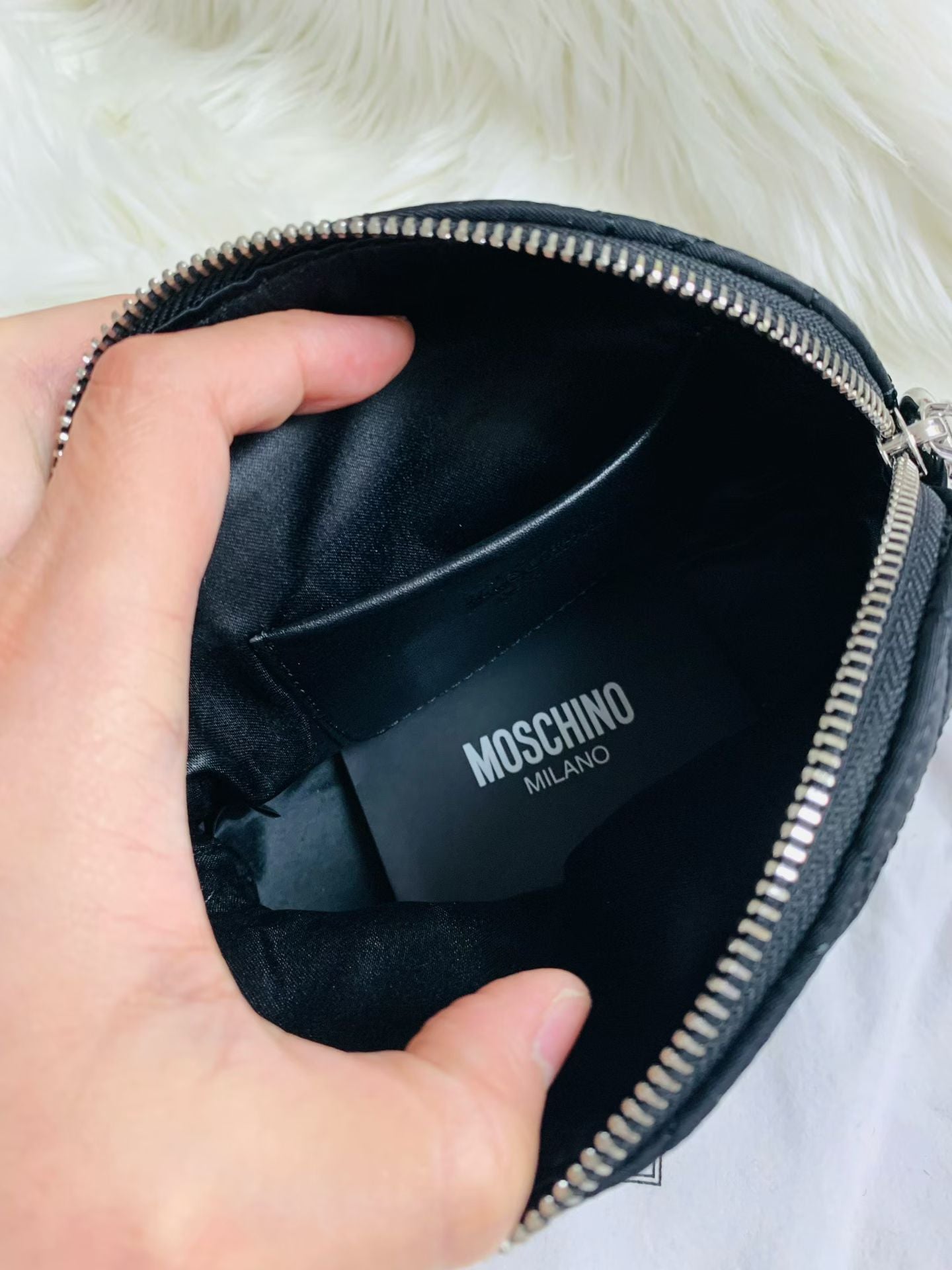 MOSCHINO 貝殼斜揹包 - 100%正版(必須先跟店主確定貨物狀況）