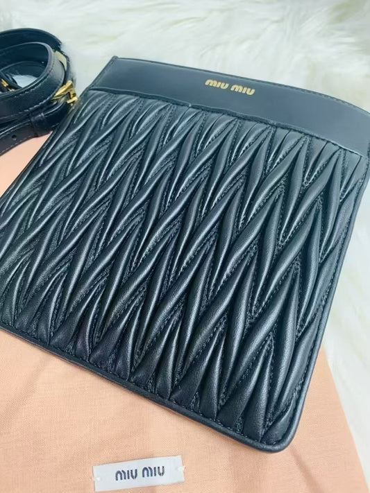 MIU MIU 斜揹 - 100%正版(必須先跟店主確定貨物狀況）