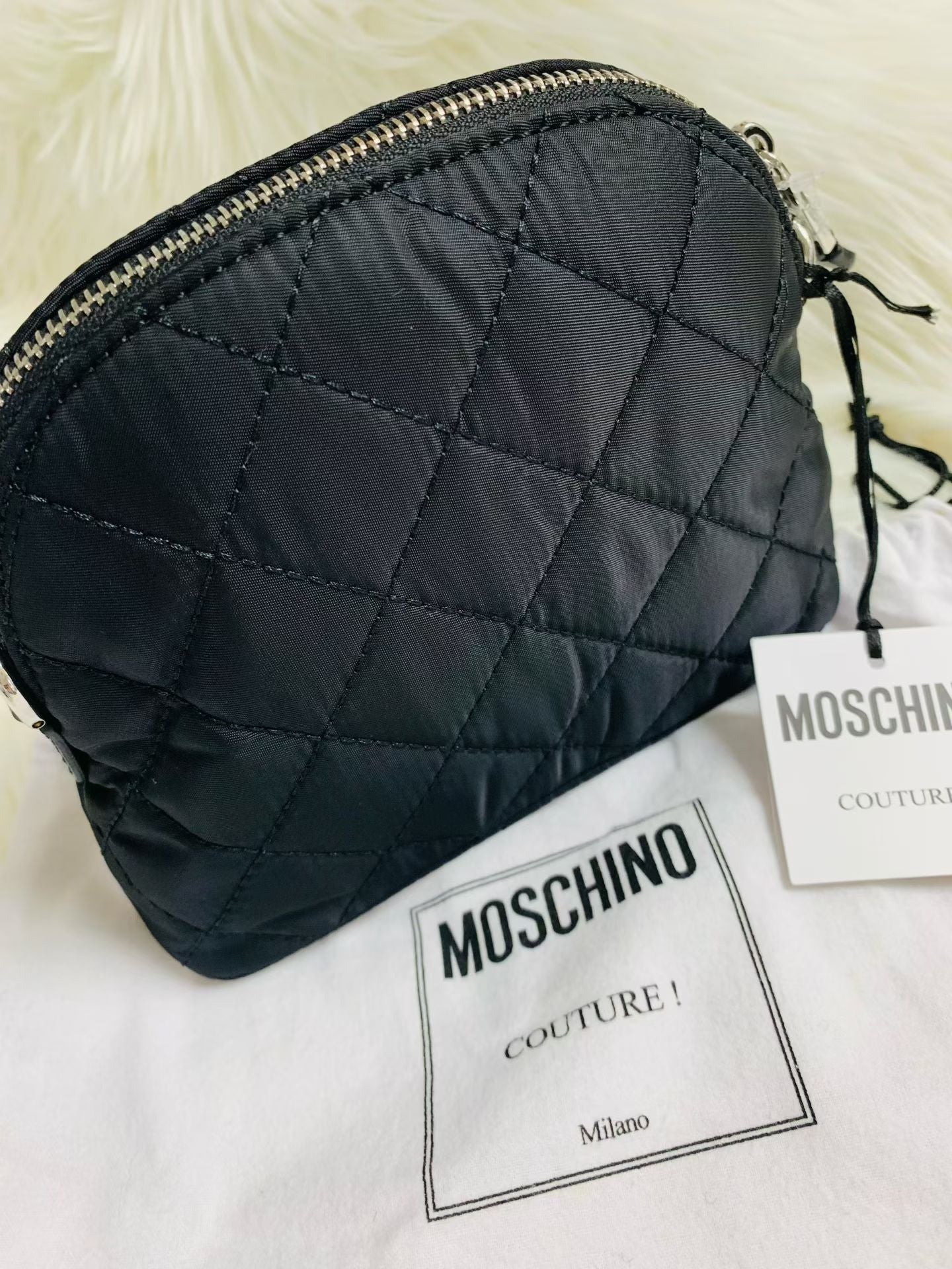 MOSCHINO 貝殼斜揹包 - 100%正版(必須先跟店主確定貨物狀況）