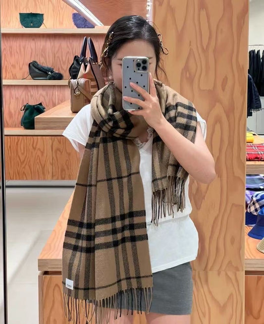 Burberry 圍巾 100%正版(必須先跟店主確定貨物狀況）