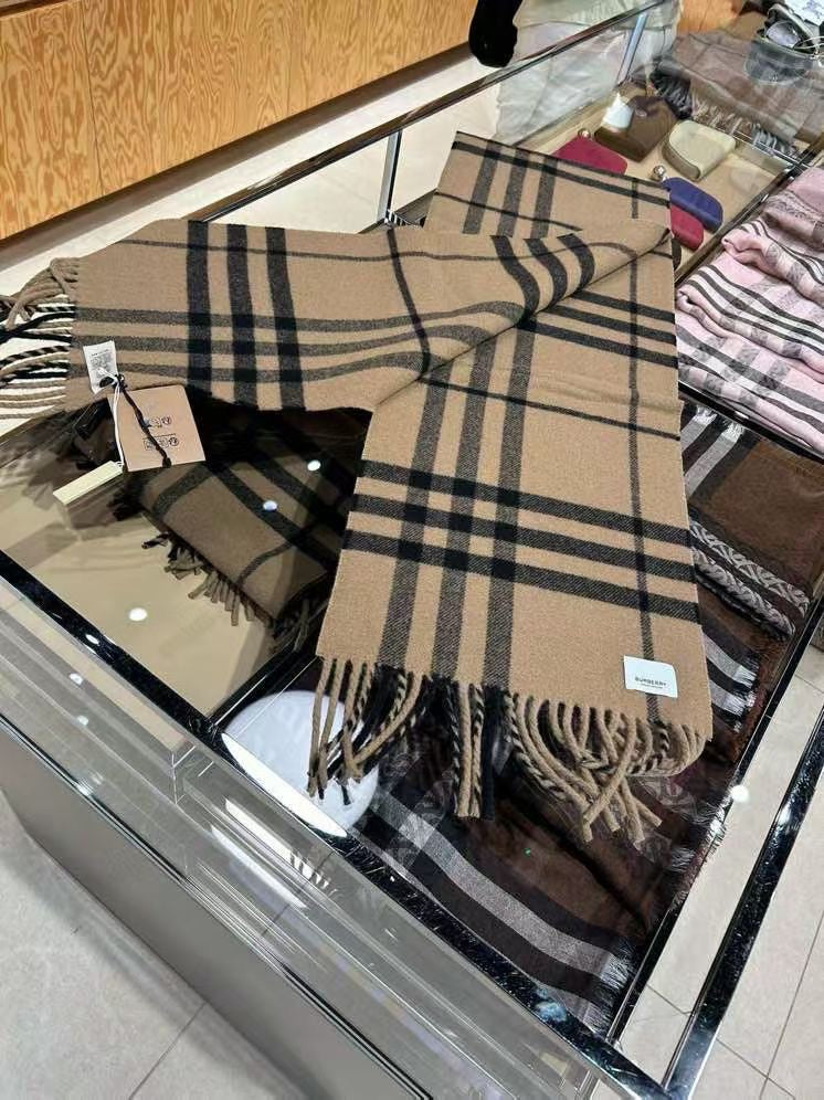 Burberry 圍巾 100%正版(必須先跟店主確定貨物狀況）