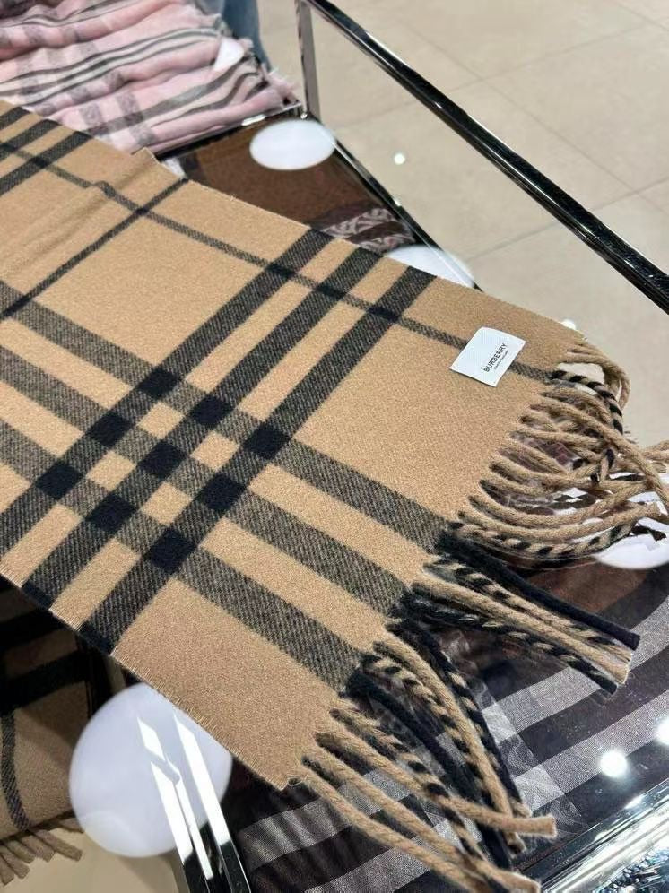 Burberry 圍巾 100%正版(必須先跟店主確定貨物狀況）