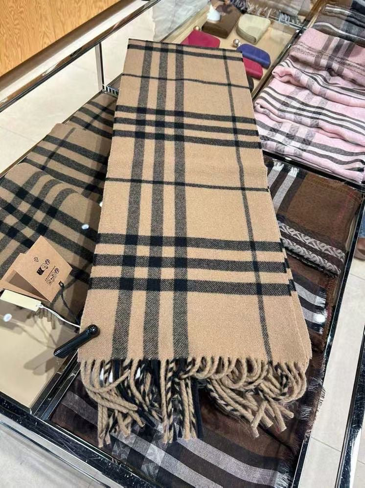Burberry 圍巾 100%正版(必須先跟店主確定貨物狀況）