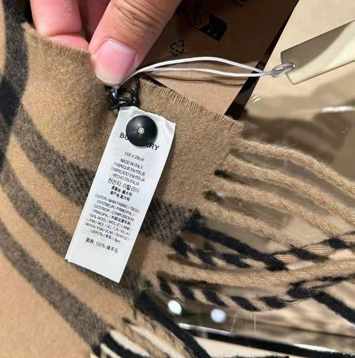 Burberry 圍巾 100%正版(必須先跟店主確定貨物狀況）