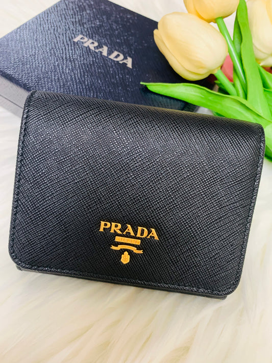 PRADA 女款銀包- 100%正版(必須先跟店主確定貨物狀況）