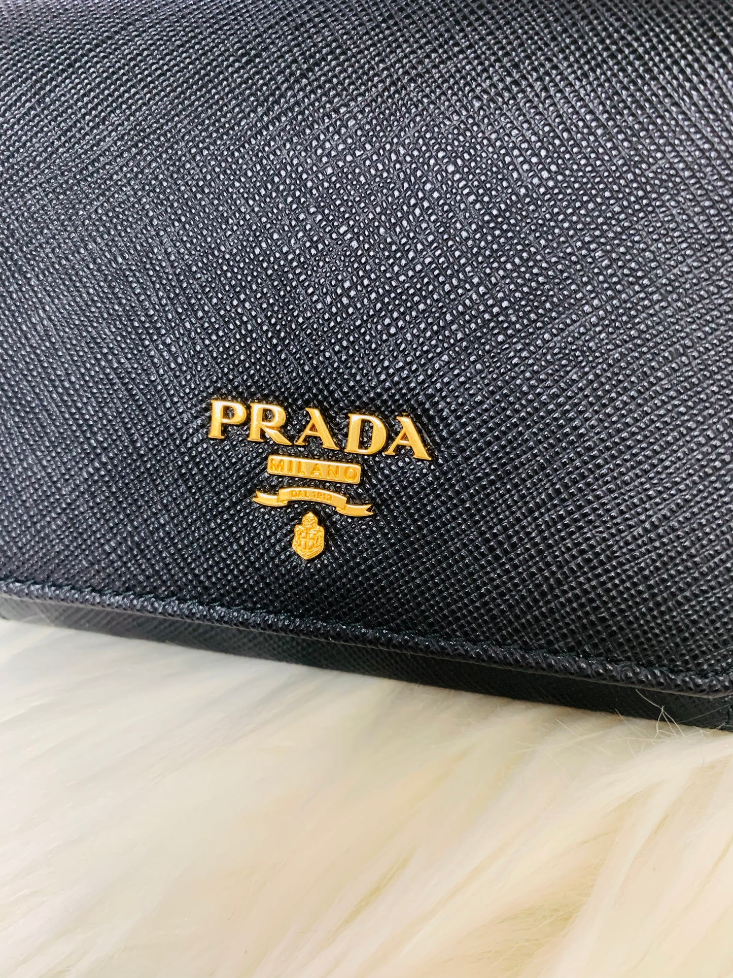 PRADA 女款銀包- 100%正版(必須先跟店主確定貨物狀況）