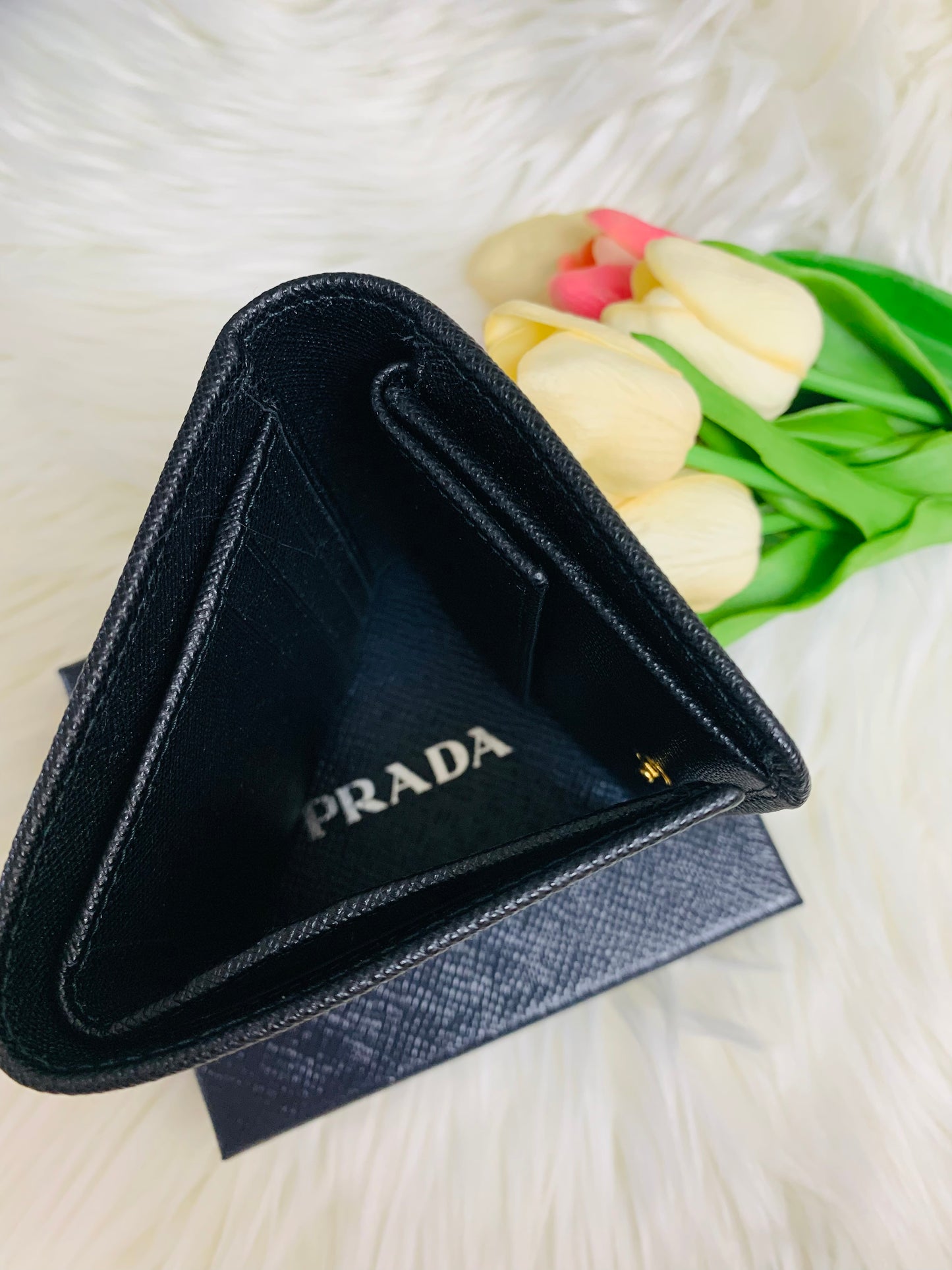 PRADA 女款銀包- 100%正版(必須先跟店主確定貨物狀況）