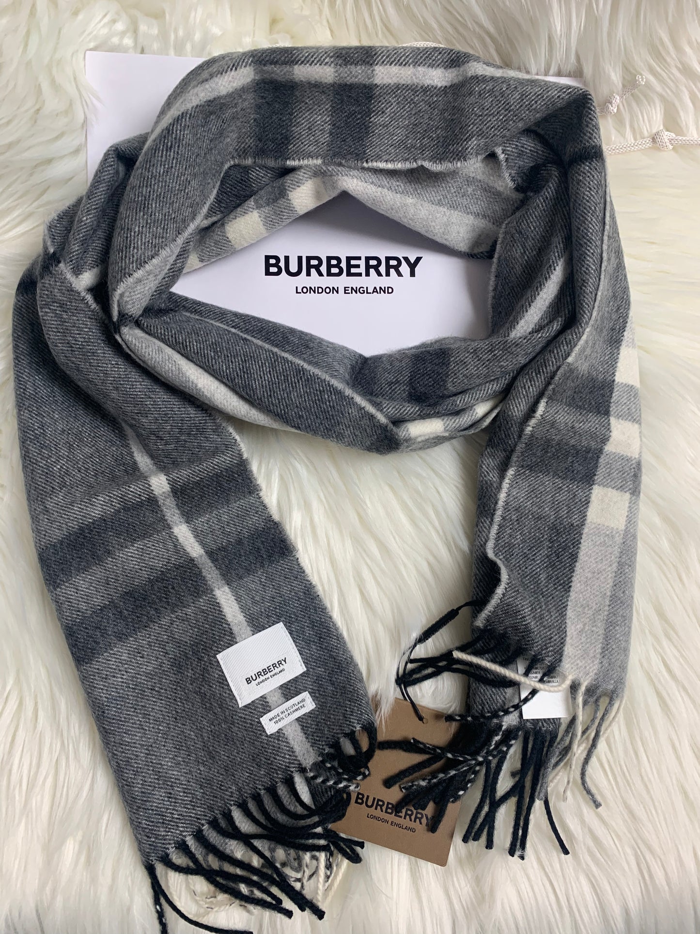 BURBERRY 圍巾 - 100%正版(必須先跟店主確定貨物狀況）