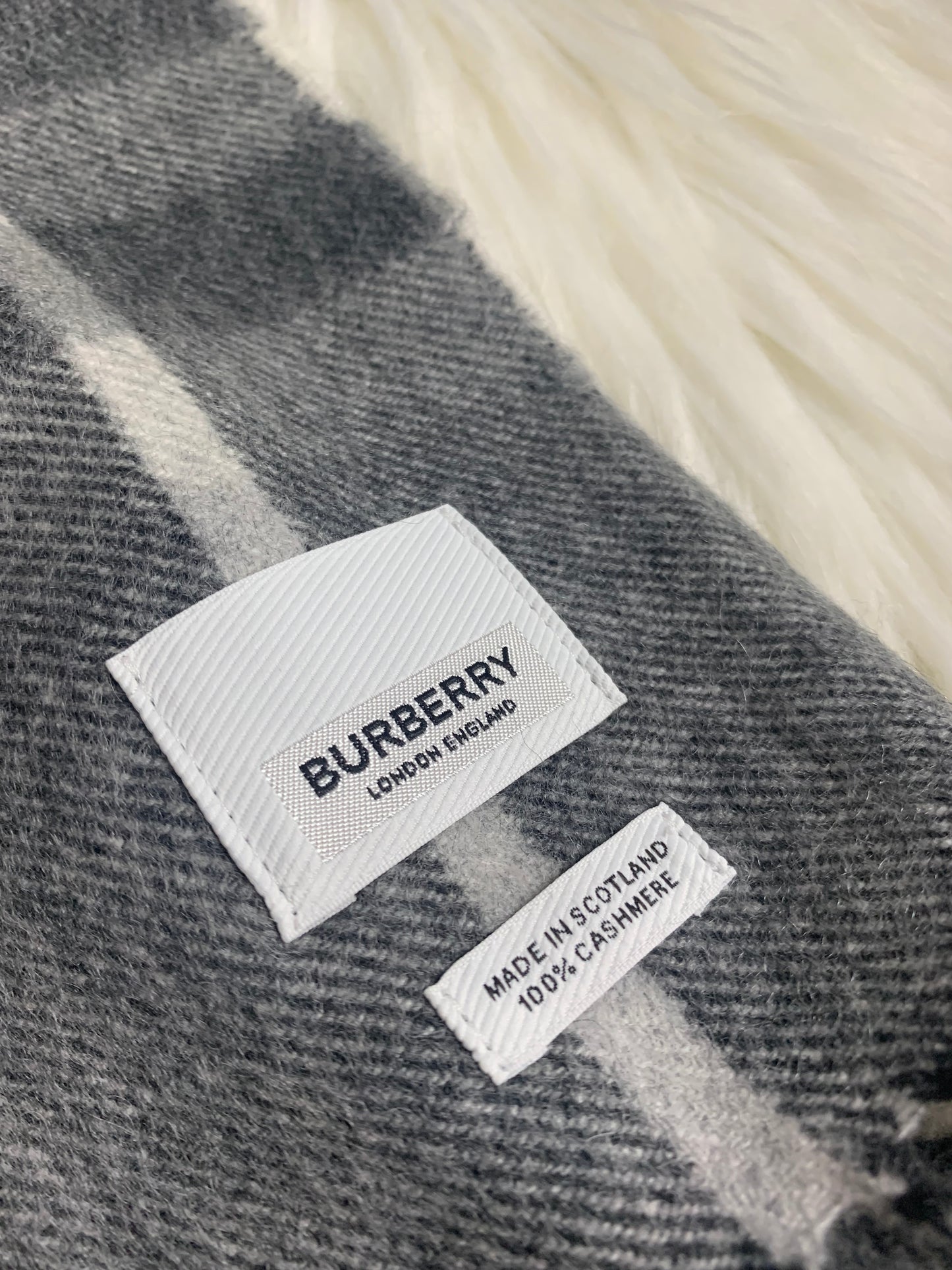 BURBERRY 圍巾 - 100%正版(必須先跟店主確定貨物狀況）