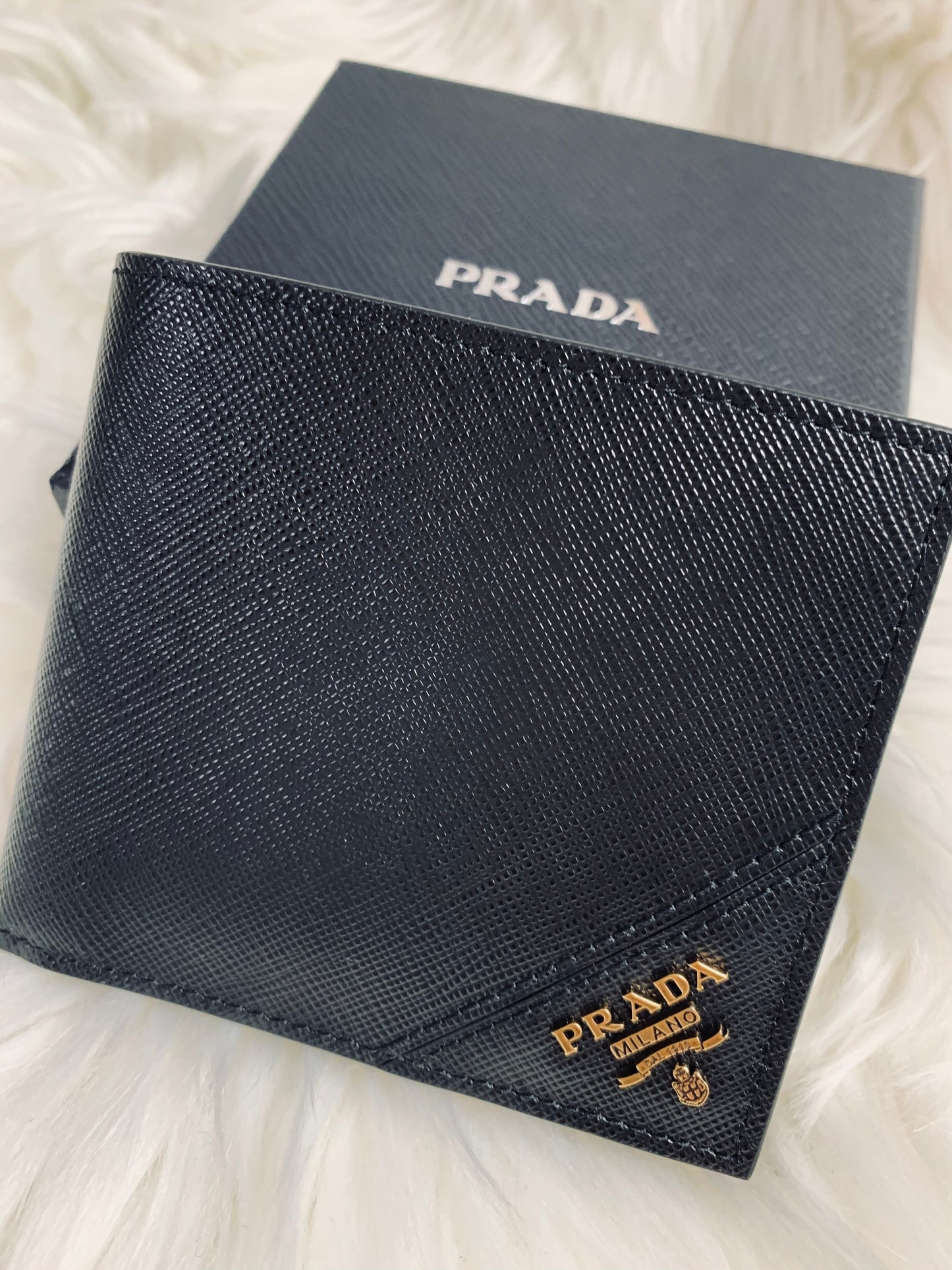 PRADA 男款銀包 - 100%正版(必須先跟店主確定貨物狀況）