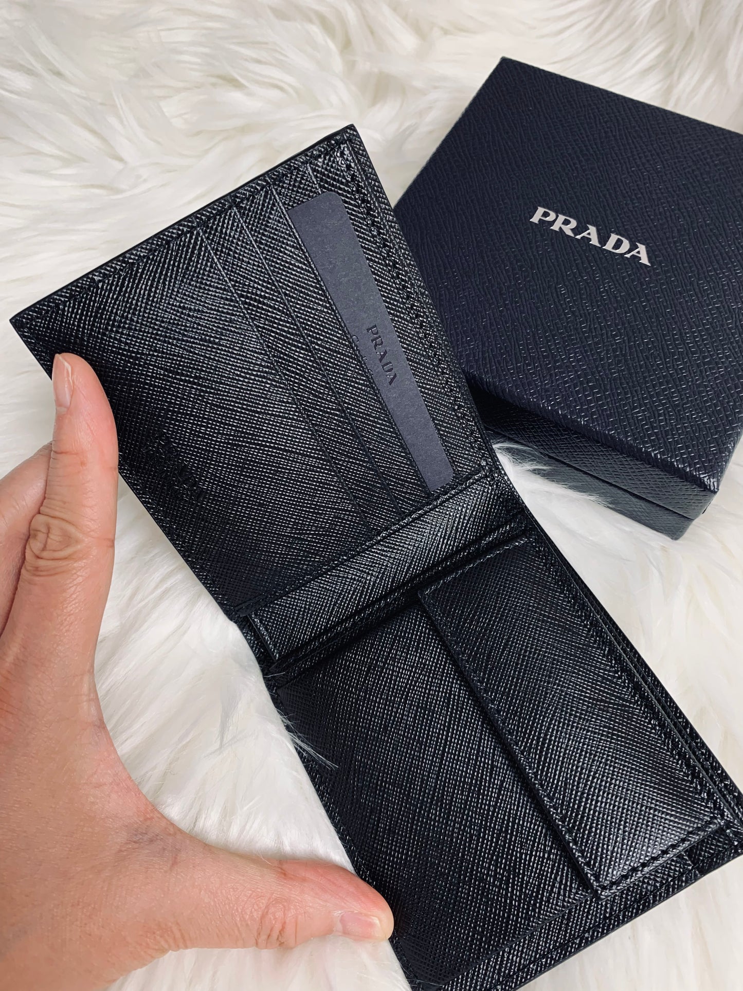 PRADA 男款銀包 - 100%正版(必須先跟店主確定貨物狀況）