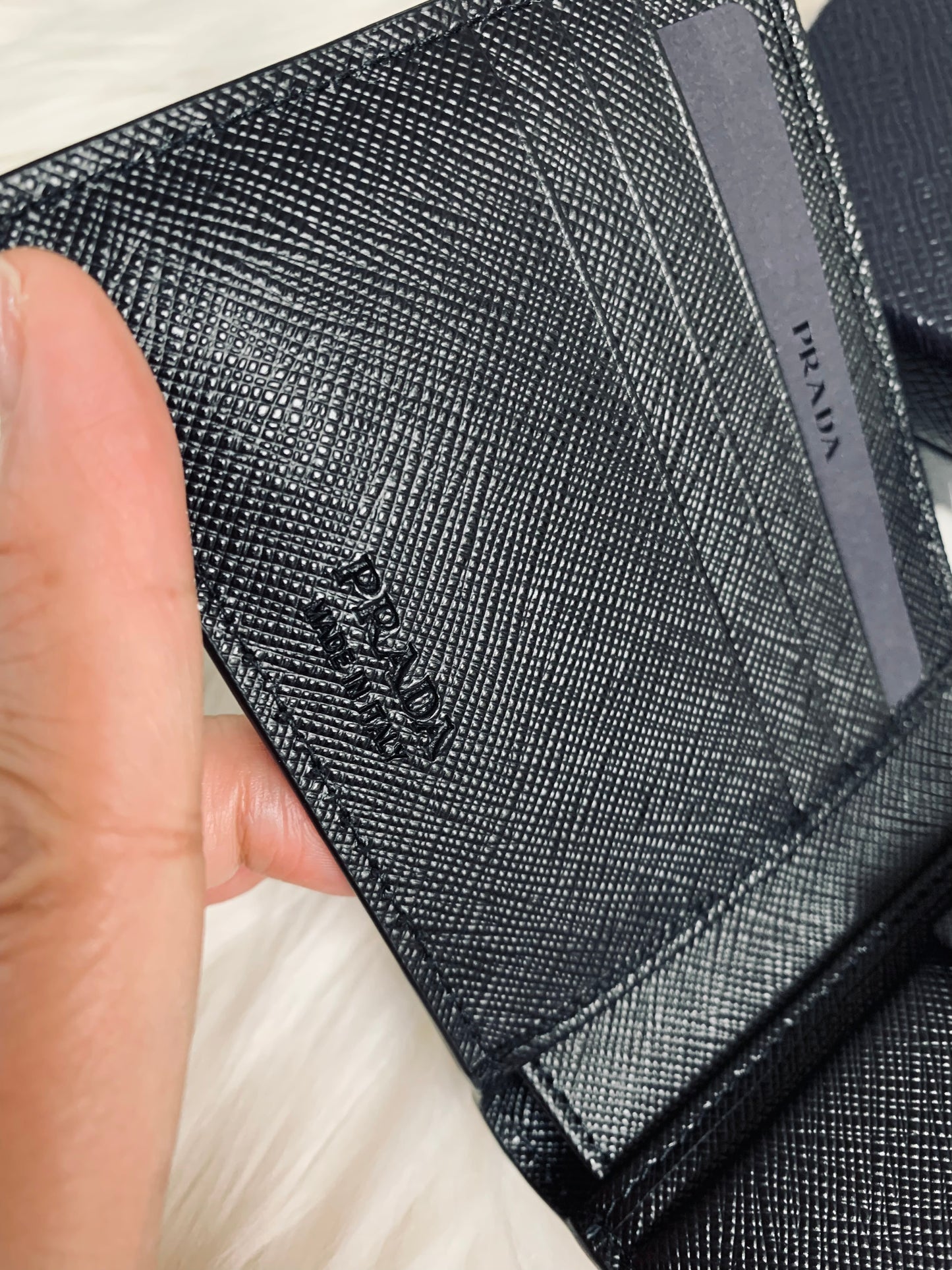 PRADA 男款銀包 - 100%正版(必須先跟店主確定貨物狀況）