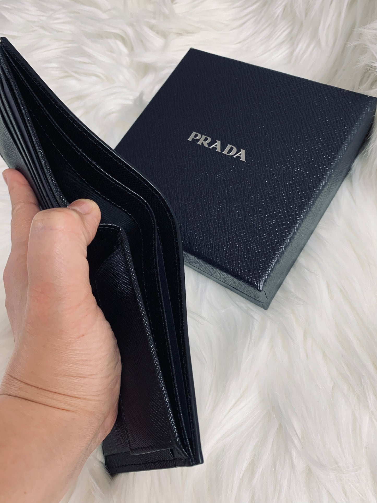 PRADA 男款銀包 - 100%正版(必須先跟店主確定貨物狀況）