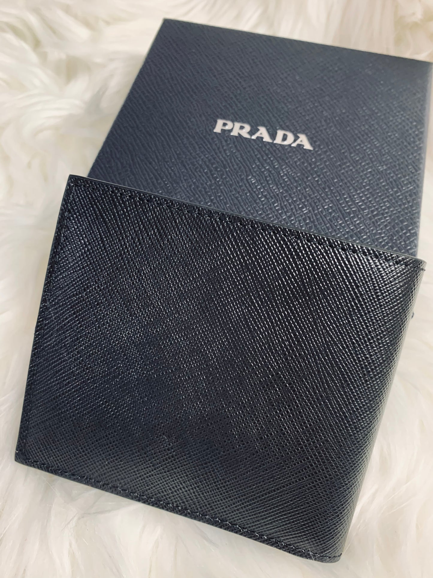 PRADA 男款銀包 - 100%正版(必須先跟店主確定貨物狀況）