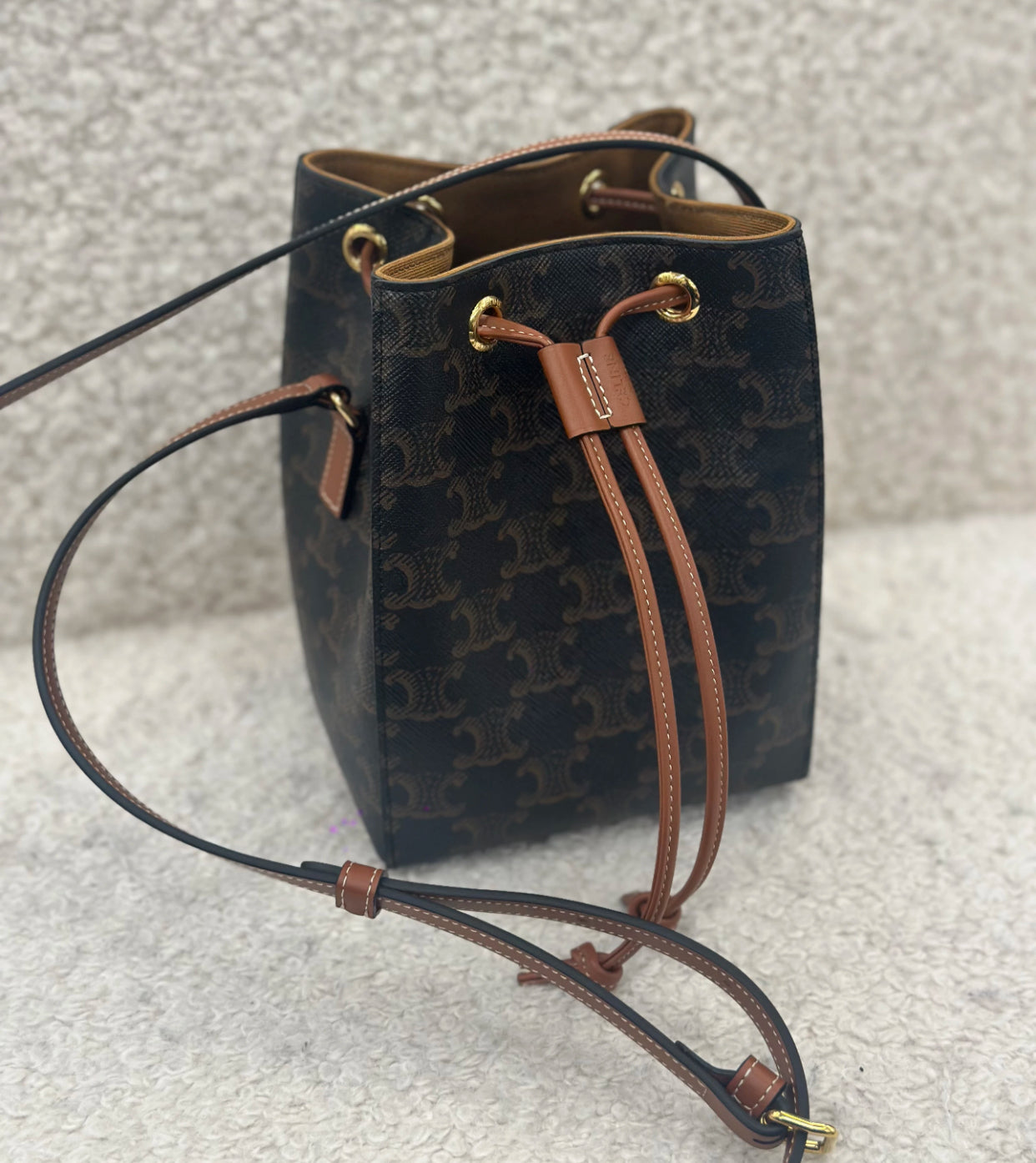 CELINE 細水桶- 100%正版(必須先跟店主確定貨物狀況）