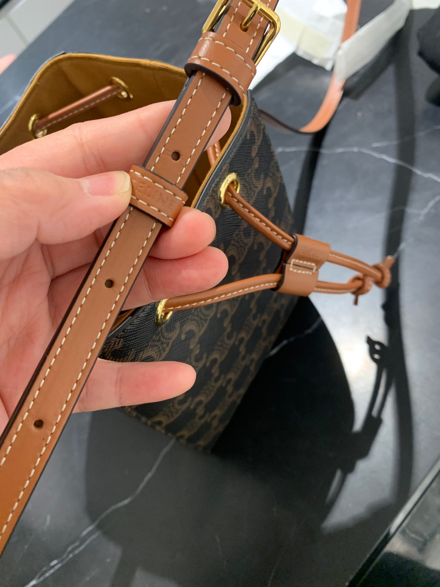 CELINE 細水桶- 100%正版(必須先跟店主確定貨物狀況）