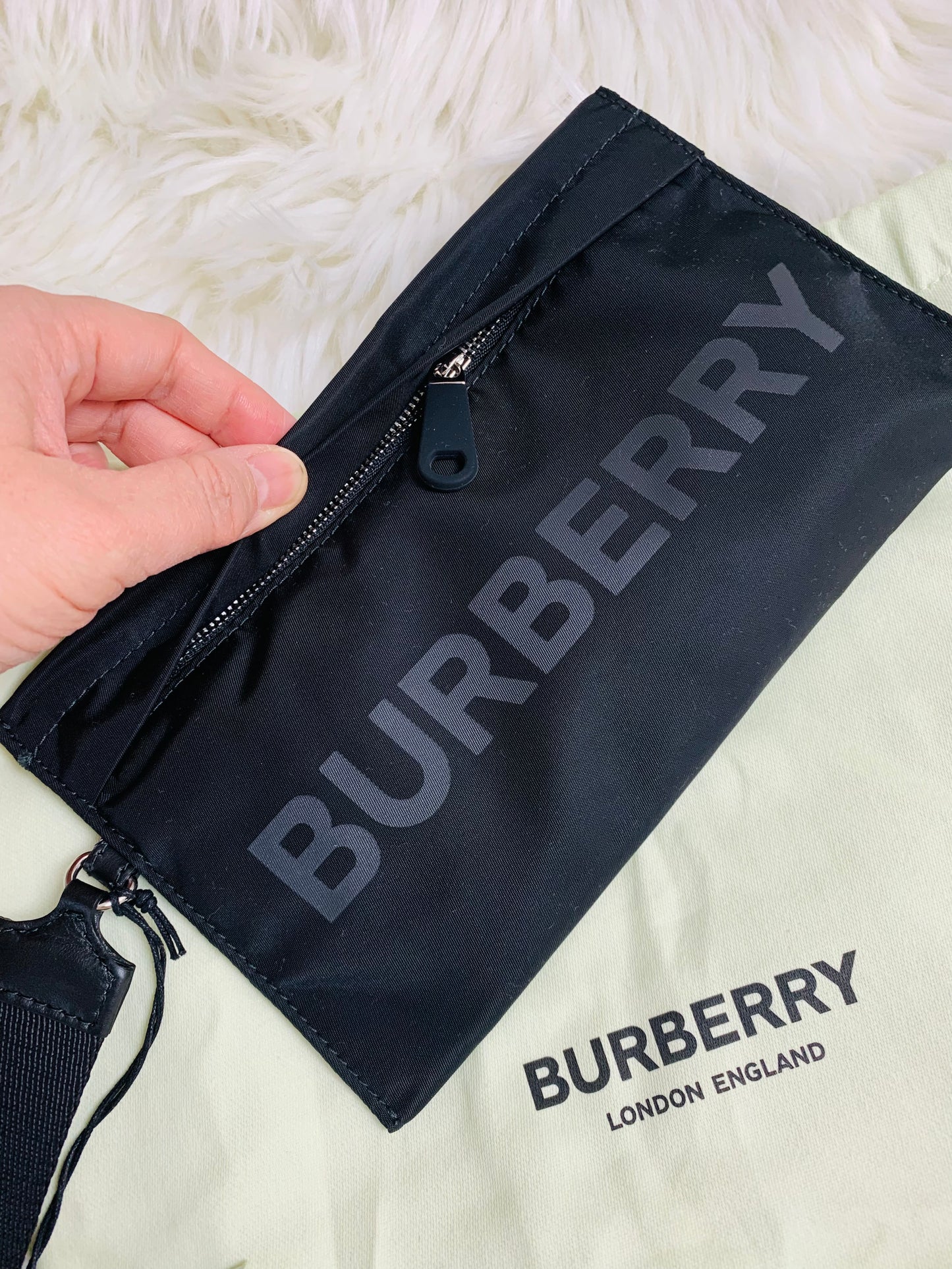 BURBERRY 手包 / 長錢包- 100%正版(必須先跟店主確定貨物狀況）