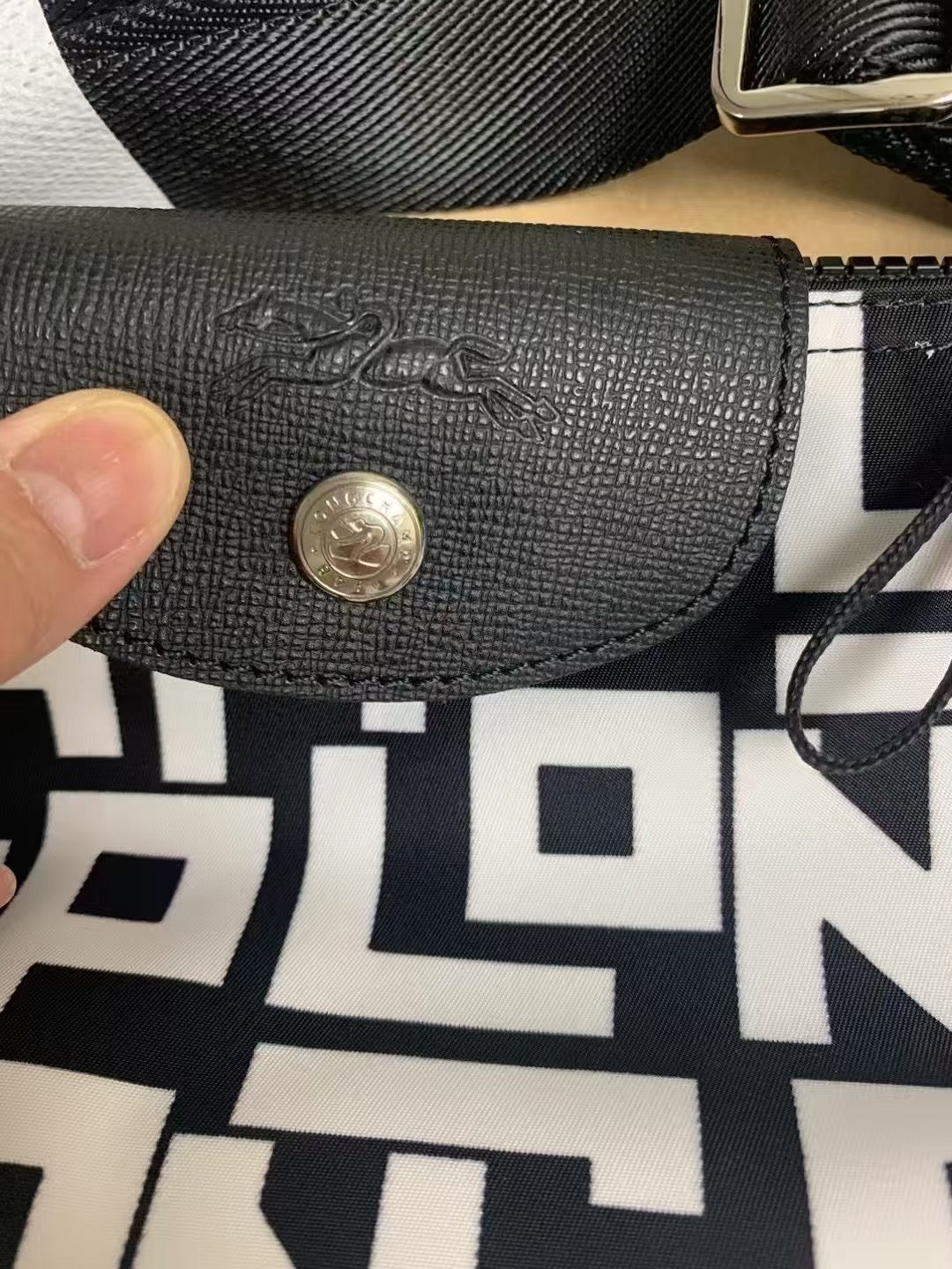 Longchamp  斜揹- 100%正版(必須先跟店主確定貨物狀況）
