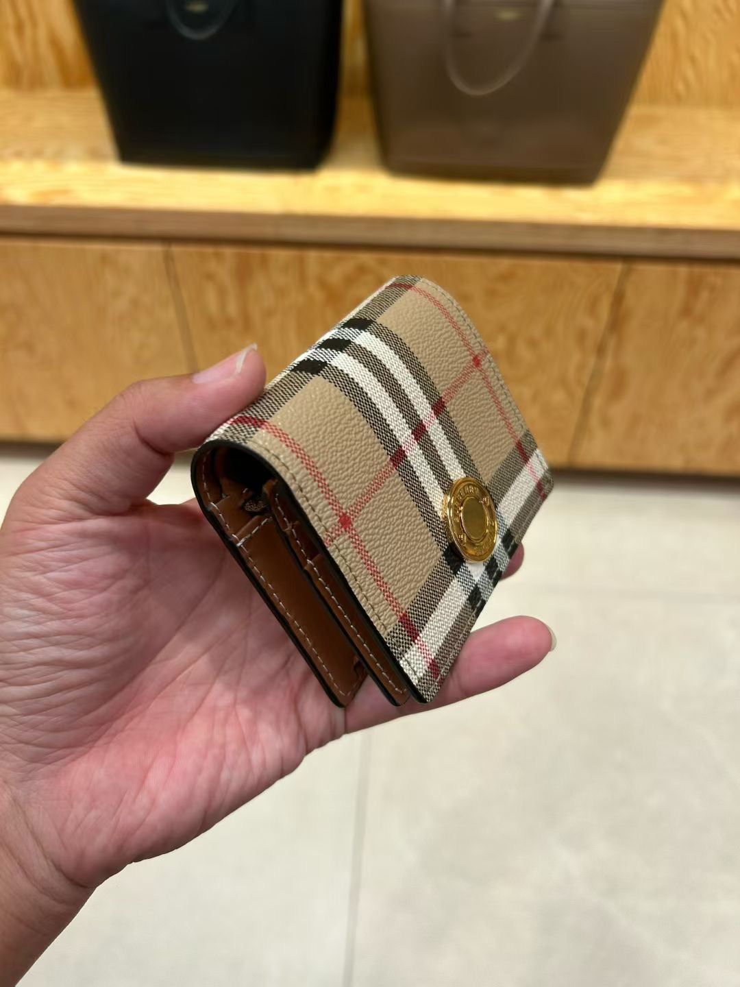 1 預訂- Burberry 女款銀包- 100%正版(必須先跟店主確定貨物狀況）