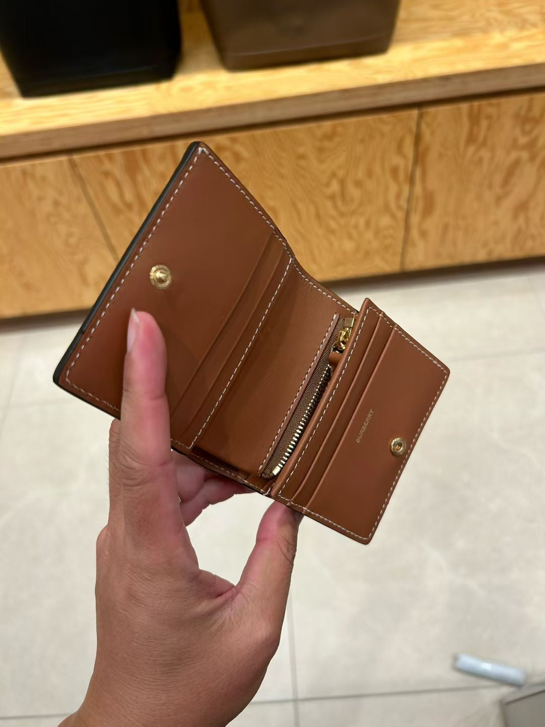1 預訂- Burberry 女款銀包- 100%正版(必須先跟店主確定貨物狀況）