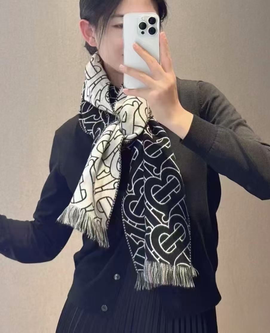 BURBERRY 圍巾 - 100%正版(必須先跟店主確定貨物狀況）