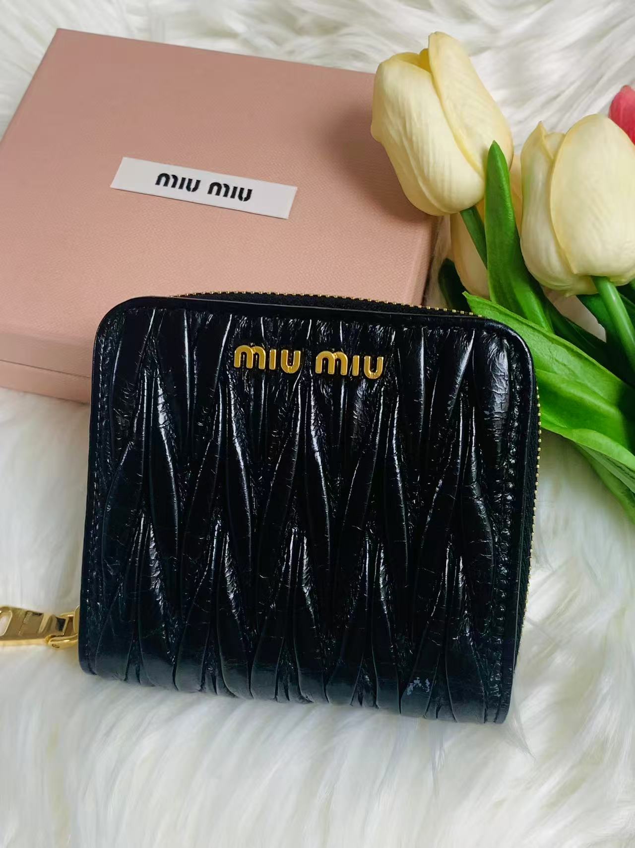 MIU MIU 女款銀包- 100%正版(必須先跟店主確定貨物狀況）