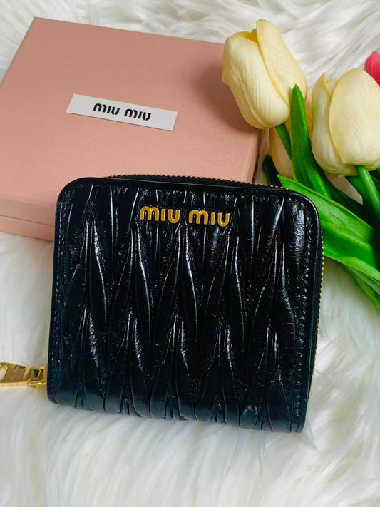 MIU MIU 女款銀包- 100%正版(必須先跟店主確定貨物狀況）