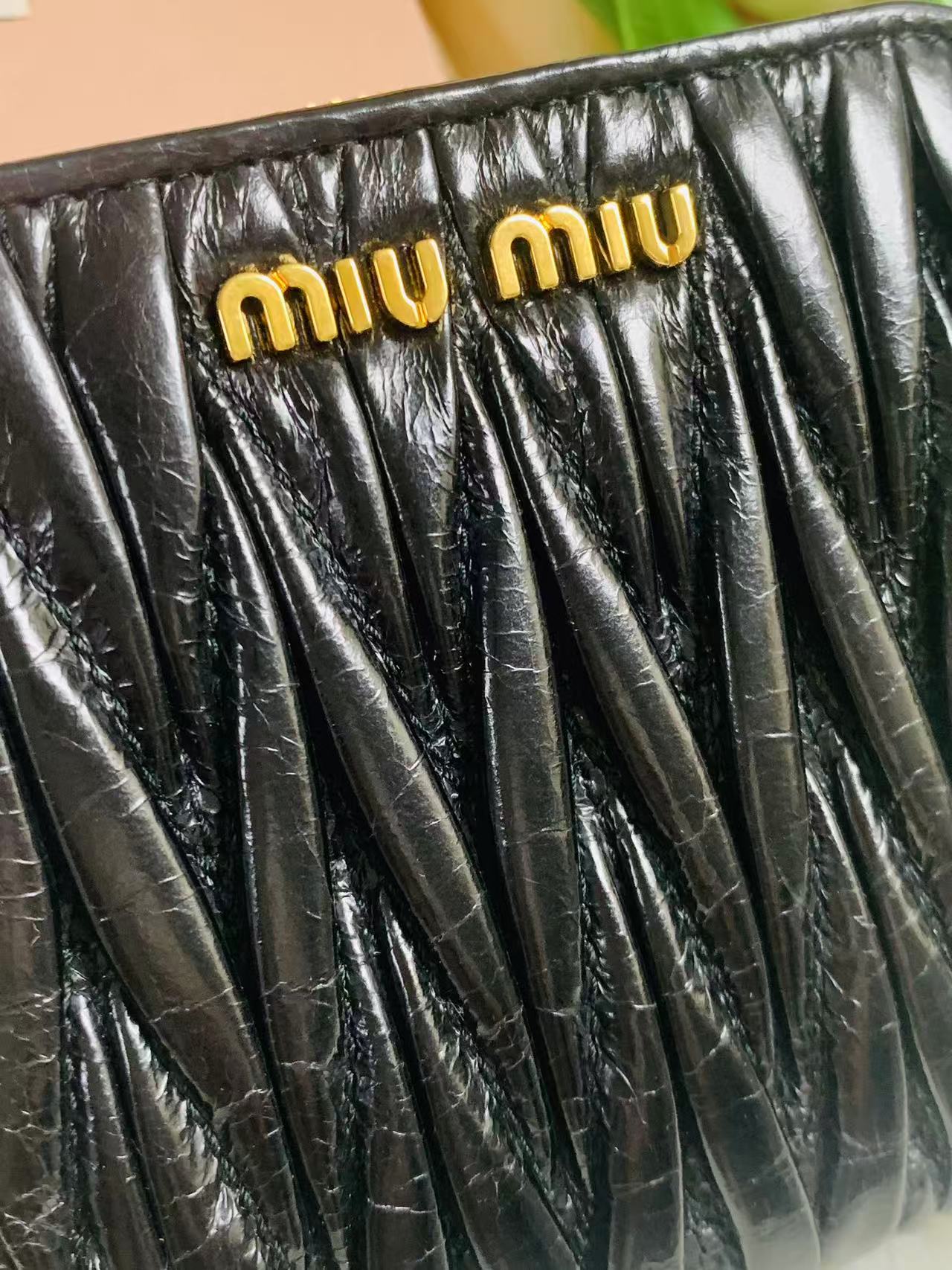 MIU MIU 女款銀包- 100%正版(必須先跟店主確定貨物狀況）