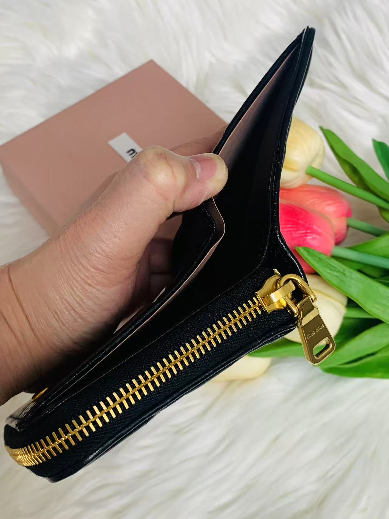 MIU MIU 女款銀包- 100%正版(必須先跟店主確定貨物狀況）