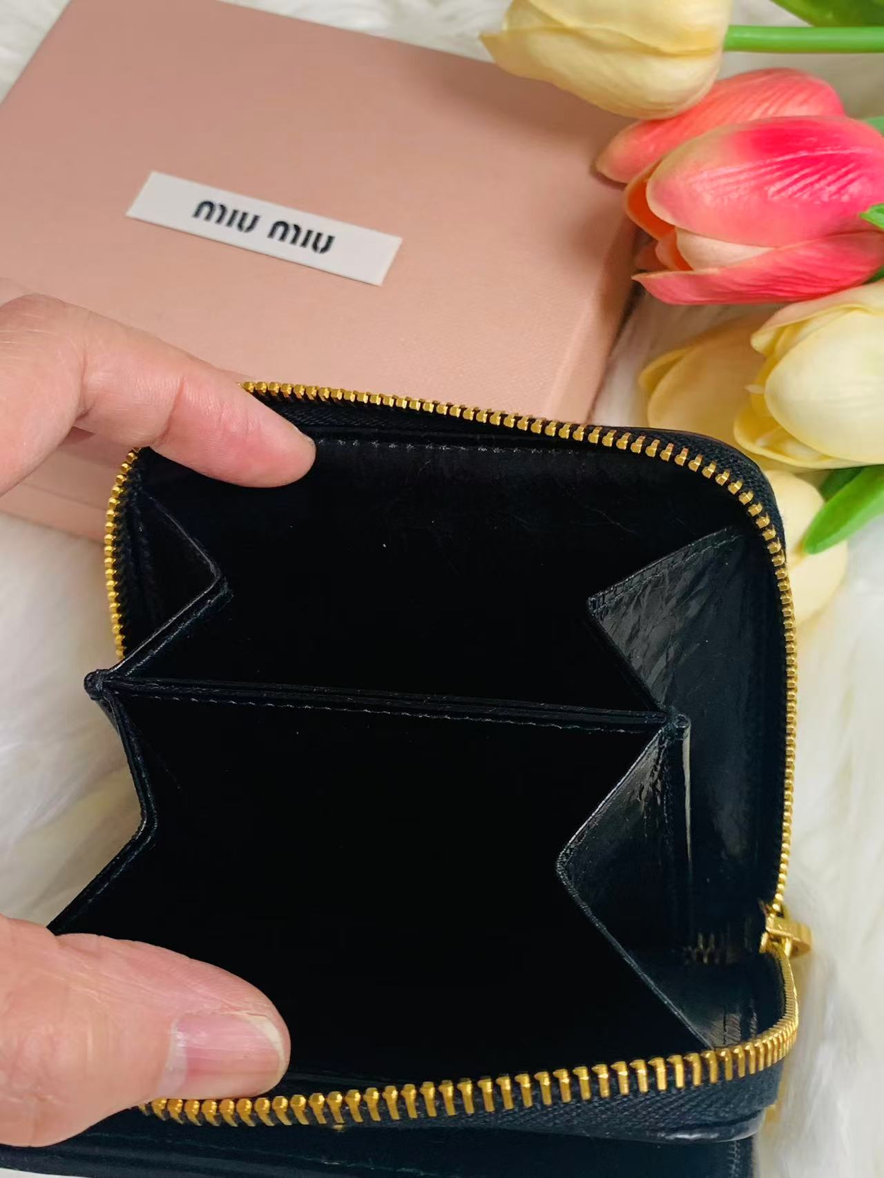 MIU MIU 女款銀包- 100%正版(必須先跟店主確定貨物狀況）