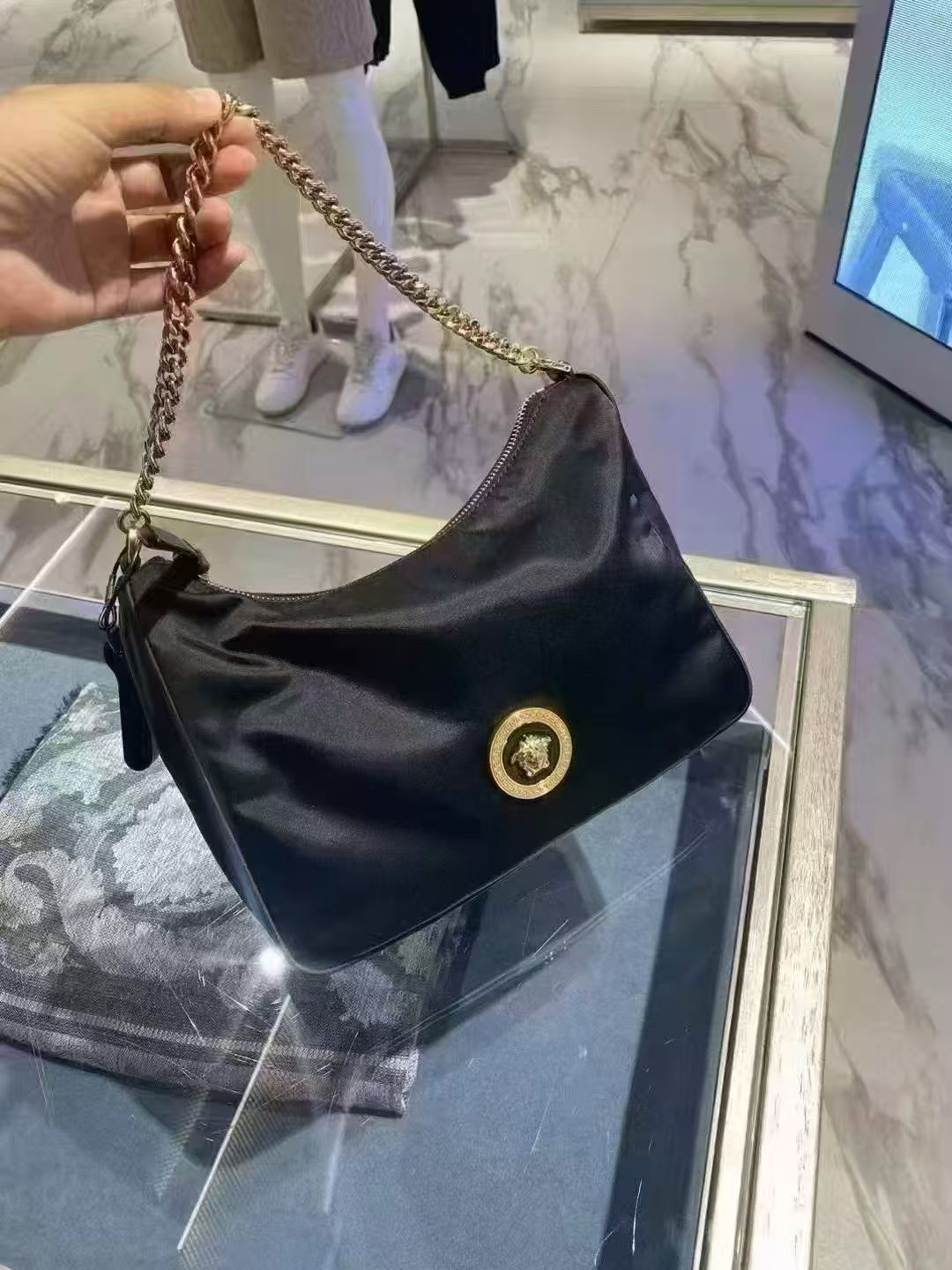 VERSACE 斜揹- 100%正版(必須先跟店主確定貨物狀況）