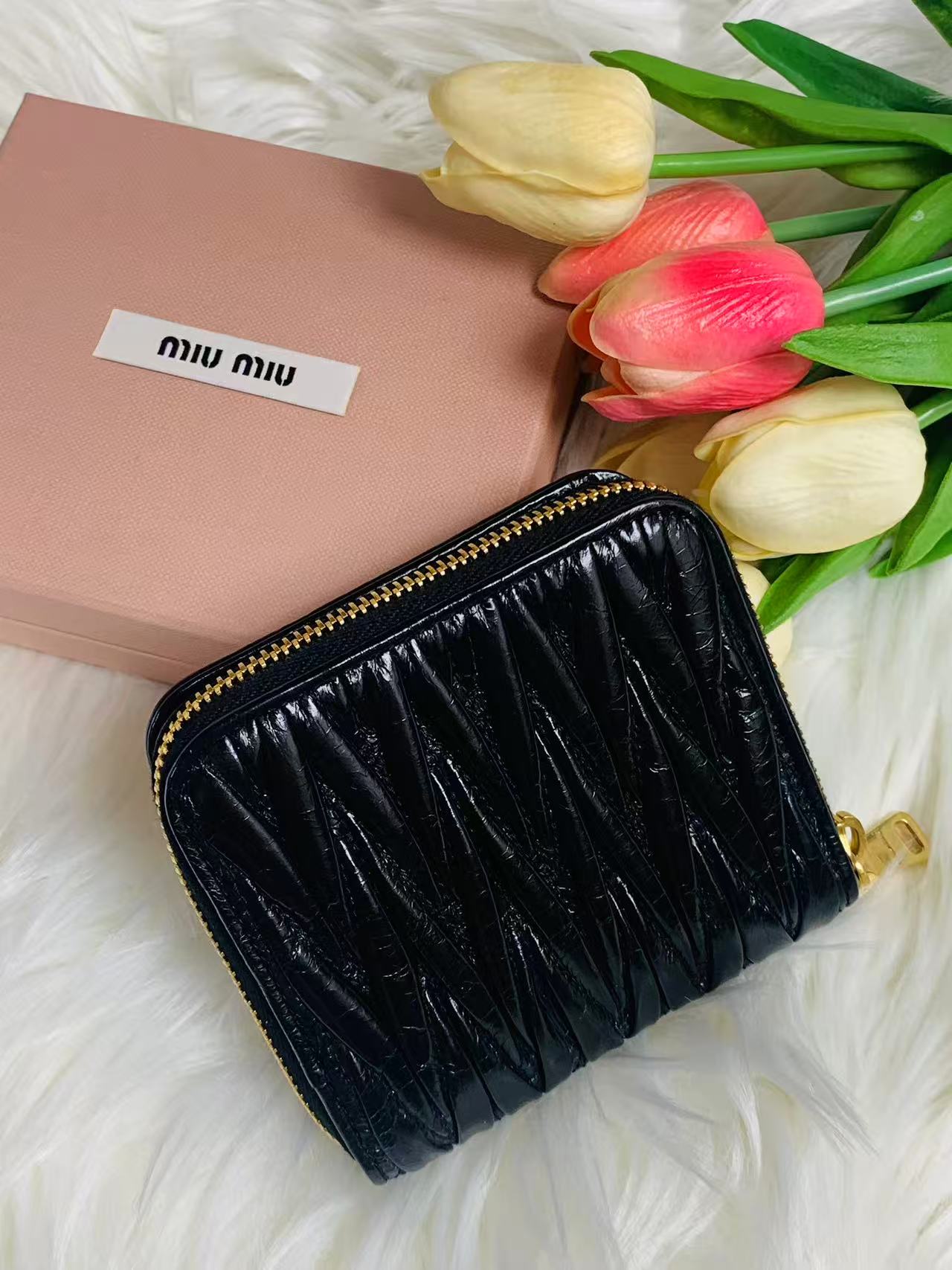 MIU MIU 女款銀包- 100%正版(必須先跟店主確定貨物狀況）