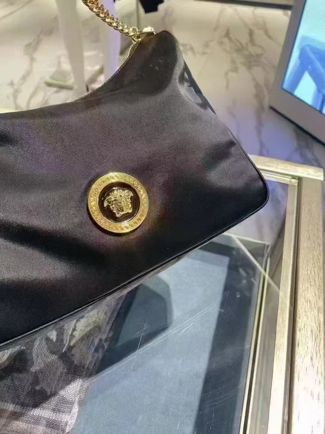 VERSACE 斜揹- 100%正版(必須先跟店主確定貨物狀況）