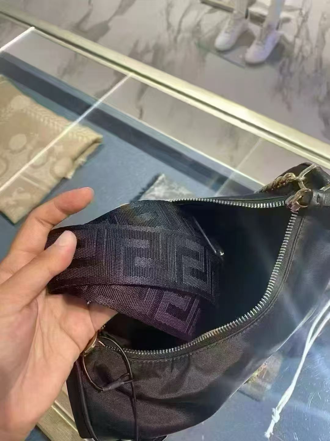 VERSACE 斜揹- 100%正版(必須先跟店主確定貨物狀況）
