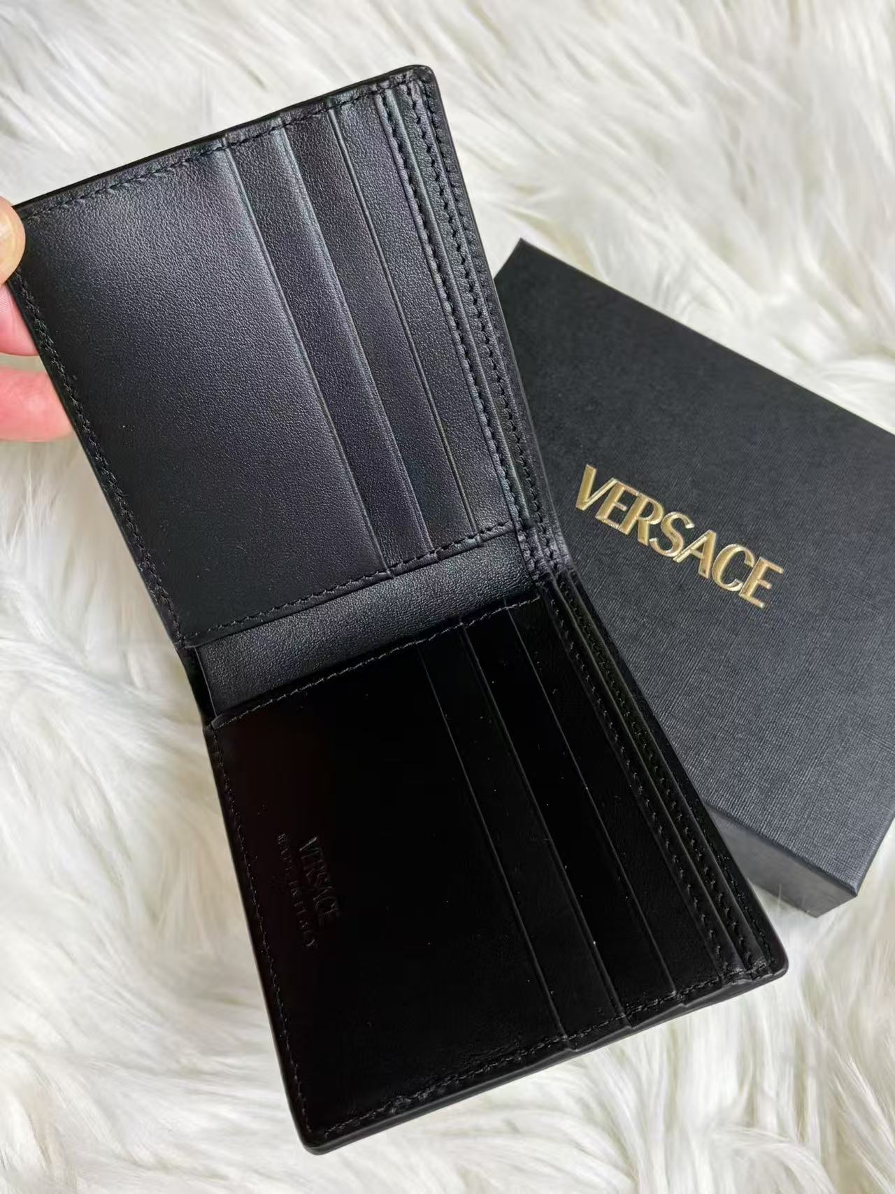 VERSACE 男款銀包- 100%正版(必須先跟店主確定貨物狀況）