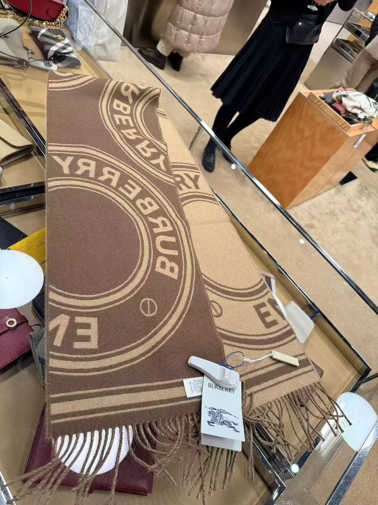 Burberrry 圍巾-  100%正版(必須先跟店主確定貨物狀況）