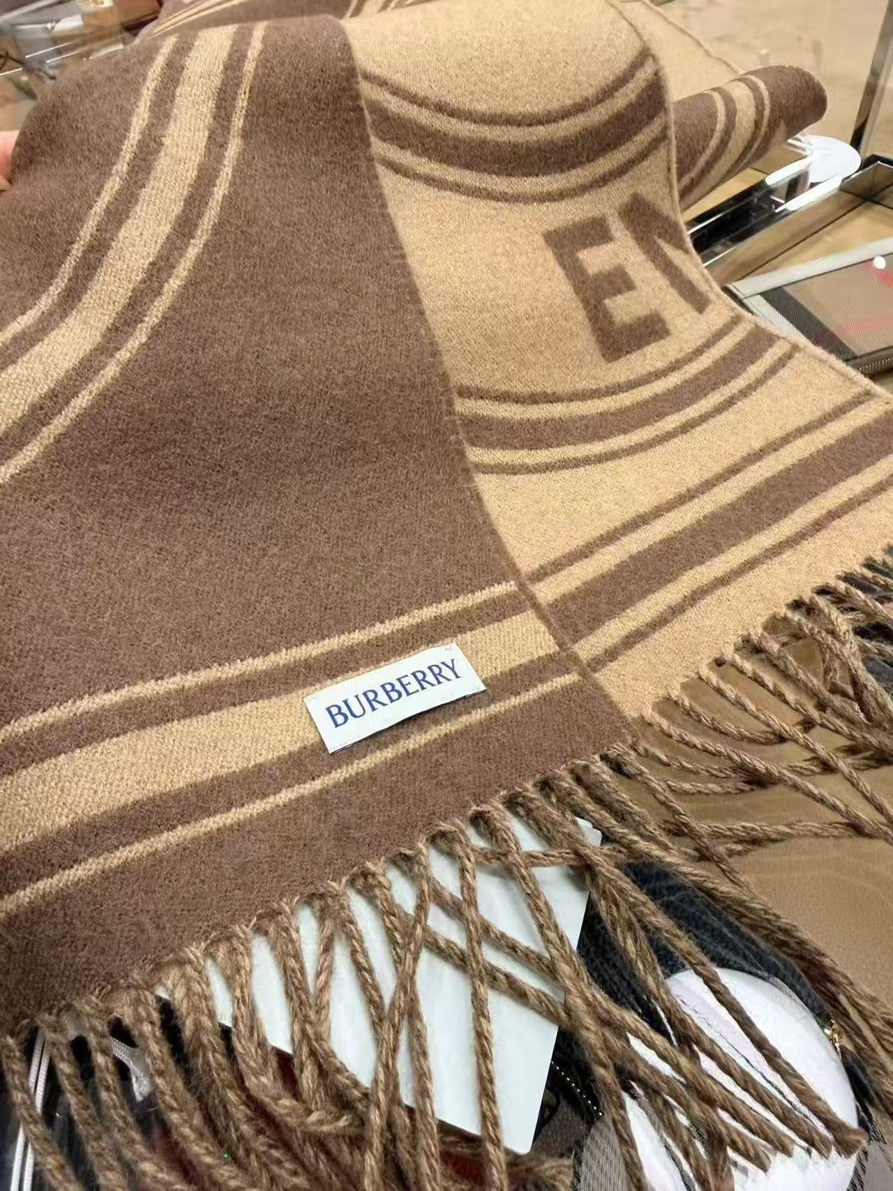 Burberrry 圍巾-  100%正版(必須先跟店主確定貨物狀況）