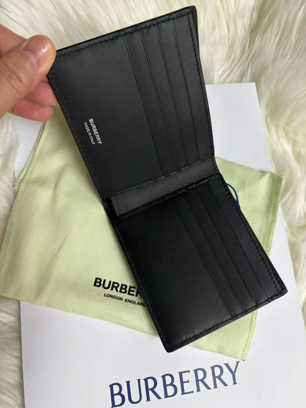 BURBERRY 男款黑色銀包- 100%正版(必須先跟店主確定貨物狀況）