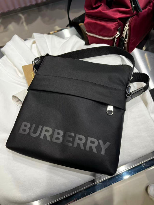 BURBERRY 斜揹 - 100%正版(必須先跟店主確定貨物狀況）