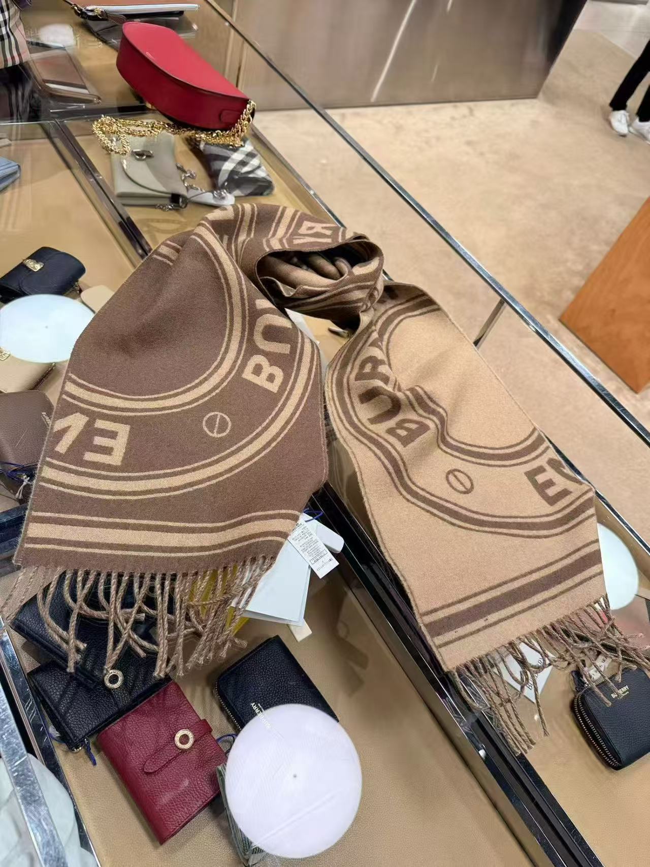 Burberrry 圍巾-  100%正版(必須先跟店主確定貨物狀況）