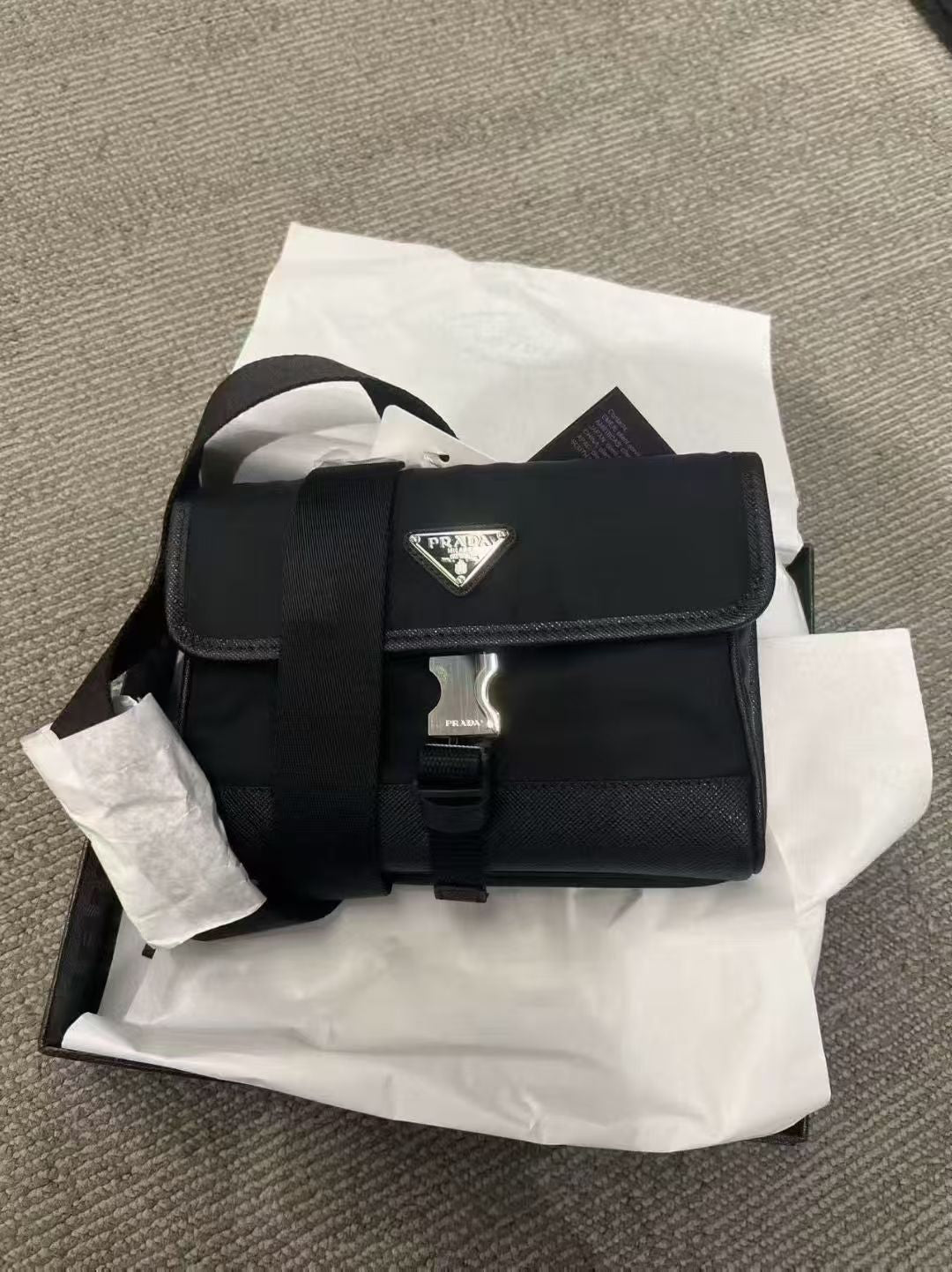 Prada 斜揹 - 100%正版(必須先跟店主確定貨物狀況）