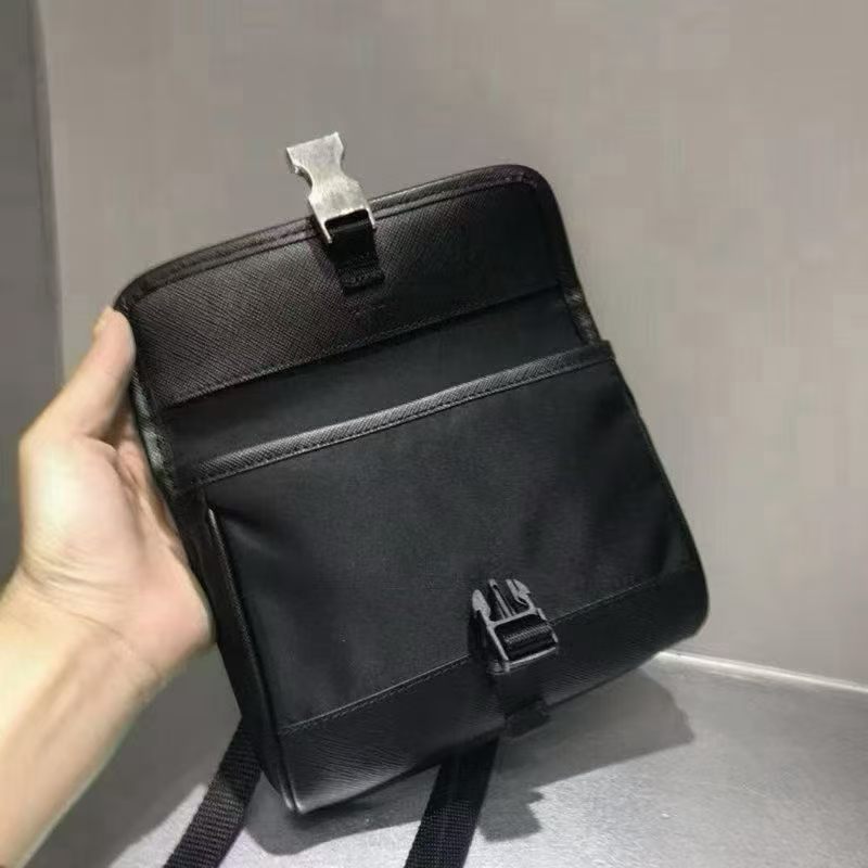 Prada 斜揹 - 100%正版(必須先跟店主確定貨物狀況）
