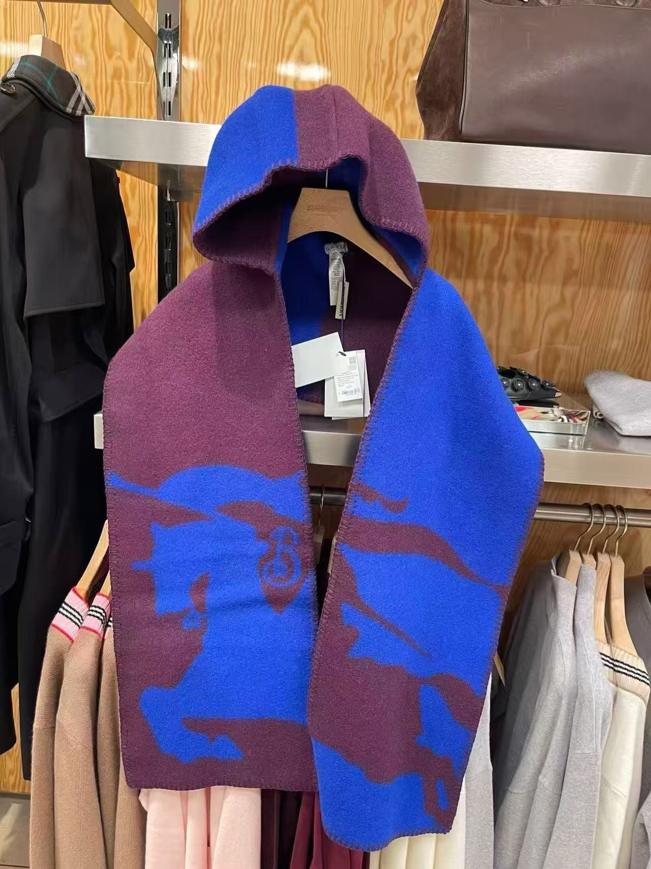 Burberry 圍巾- 100%正版(必須先跟店主確定貨物狀況）