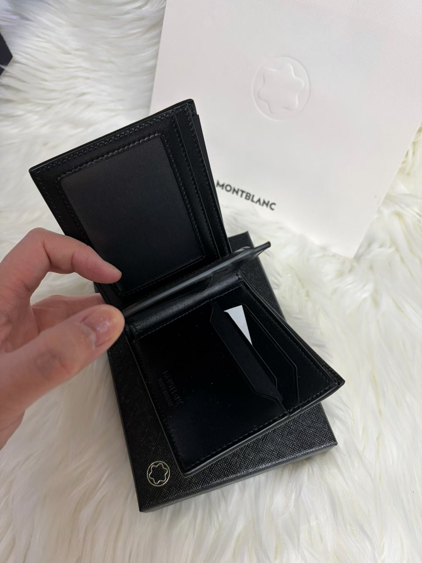 MONTBLANC 男款銀包 - 100%正版(必須先跟店主確定貨物狀況）